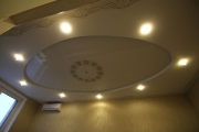 многоуровневый лаковый натяжной потолок